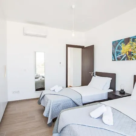 Sleeps 11 With Pool And Air Con