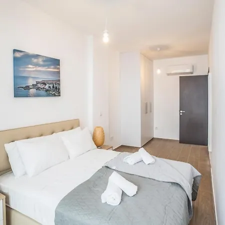 Βίλα Sleeps 11 With Pool And Air Con Πρωταράς